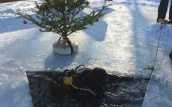 Víz alatt állítottak karácsonyfát Háromszéken