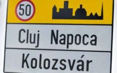 Felkerültek a kolozsvári buszokba a kétnyelvűség ügyét hirdető táblák