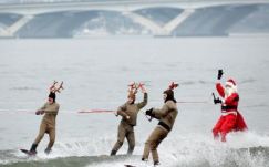 Az Egyesült Államokban vízisín érkezett a télapó