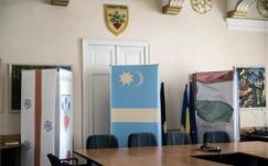 Táblaképeket helyeztek ki a fekete zászló mellé a csíkszeredai városháza tanácstermében