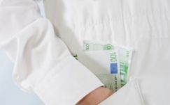 Pénzt vett el a betegtől, három év felfüggesztett börtönbüntetést kapott