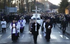 Ezrek búcsúztatták a hősi halottnak tartott lengyel kamionsofőrt