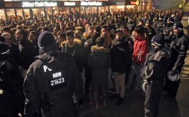 Idén szilveszterkor is voltak molesztáltálások Kölnben