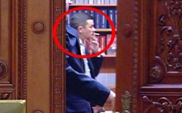 Megszegte a dohányzásellenes törvényt a kijelölt kormányfő