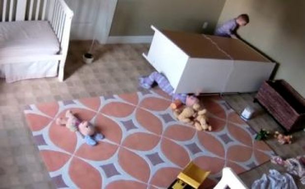 Kétéves kisfiú mentette ki ikertestvérét a ráboruló komód alól