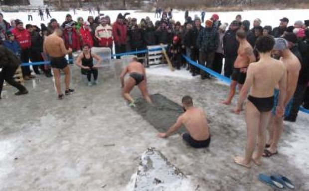 Idén is megmártóztak a Maros jeges vizében vízkereszt napján