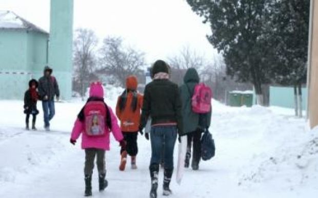 A tanfelügyelőségek döntik el, melyik iskola marad zárva hétfőn