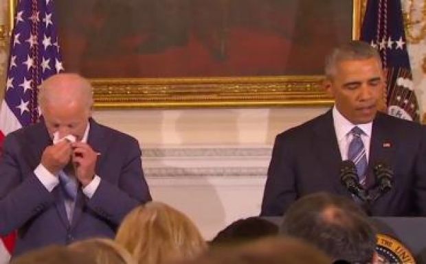 Barack Obama jól megríkatta mit sem sejtő alelnökét, Joe Bident