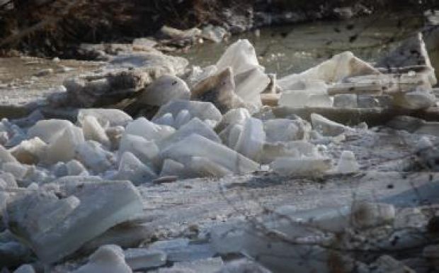 700 méter hosszú jégtorlaszt bontottak el a tűzoltók a Nagy-Küküllőn