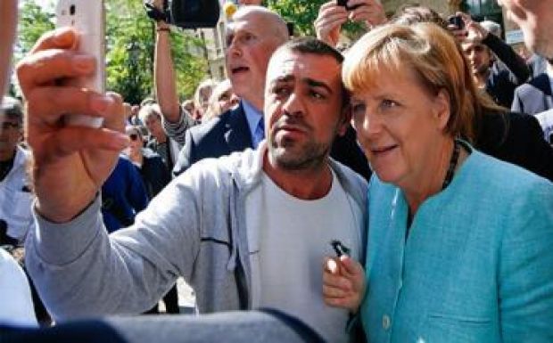 Angela Merkel „érdeklődéssel olvasta” Donald Trump bírálatait