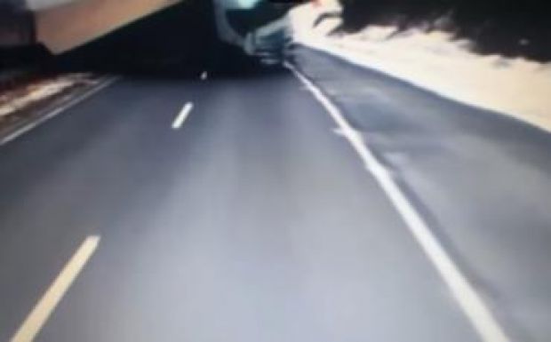 Felvételen, ahogy egy kamion átszakítja a szalagkorlátot az M1-en