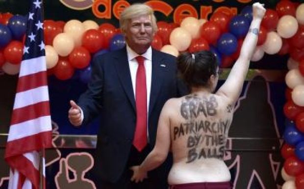 Félmeztelen Femen-aktivista zavarta meg Donald Trump viaszszobrának avatását 