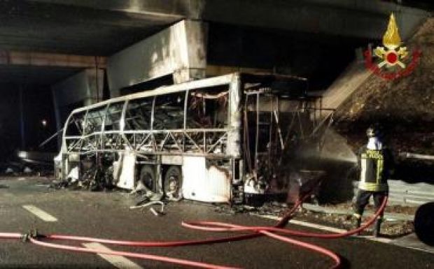 Magyar gyermekeket szállító busz balesetezett, 16-an meghaltak