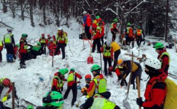 17 embert keresnek még az olasz lavina után
