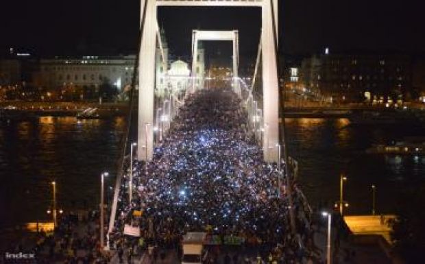 Román és a magyar kormánypárti politikusok is nekiestek a civil szervezeteknek