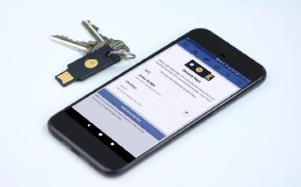 Fizikai eszközzel is védhető ezentúl a Facebook-profilunk