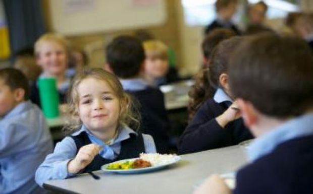 Meleg ételt biztosítanak a diákoknak 50 iskolában
