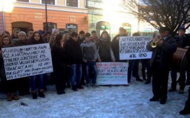 Fúvószenekari kísérettel tüntettek Sepsiszentgyörgyön az iskolaösszevonás ellen
