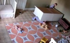 Kétéves kisfiú mentette ki ikertestvérét a ráboruló komód alól