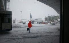 Tucatnyi repülőjáratot töröltek az időjárás miatt