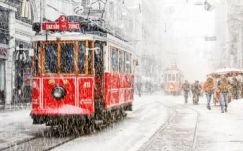 Hóvihar bénítja meg Isztambul közlekedését, légi forgalmát