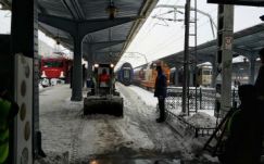 20 országútszakasz továbbra is le van zárva, 48 vonatjáratot töröltek