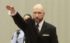 Náci karlendítéssel köszöntötte a bíróságot a tömeggyilkos Breivik