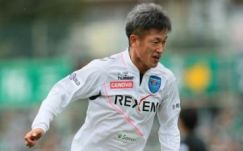 Ötvenéves japán csatárt csodál a futballvilág 