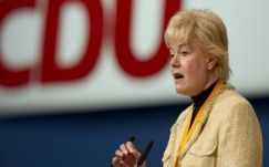 Merkel menekültpolitikája miatt lépett ki 43 év után a CDU-ból Erika Steinbach