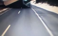 Felvételen, ahogy egy kamion átszakítja a szalagkorlátot az M1-en