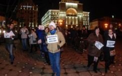 Több városban tüntettek csütörtök este a közkegyelmi rendelet tervezete ellen