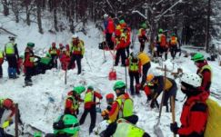 17 embert keresnek még az olasz lavina után
