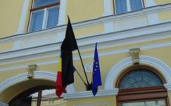 A sepsiszentgyörgyi városházára kitűzött gyászlobogónak nincs köze az egyesülés napjához