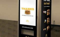 Megnyílik a kapu a hamburger-automaták előtt