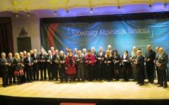 Átadták a 2016-os Ezüstfenyő-díjakat, kitüntették a leköszönő honatyákat