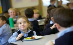 Meleg ételt biztosítanak a diákoknak 50 iskolában