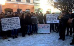 Fúvószenekari kísérettel tüntettek Sepsiszentgyörgyön az iskolaösszevonás ellen