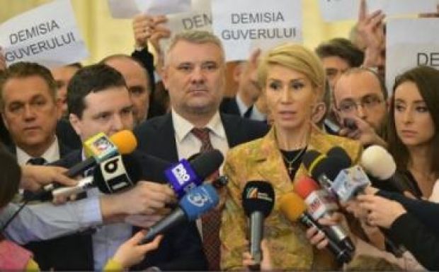 Bizalmatlansági indítványt nyújtott be a PNL és az USR a parlament elé