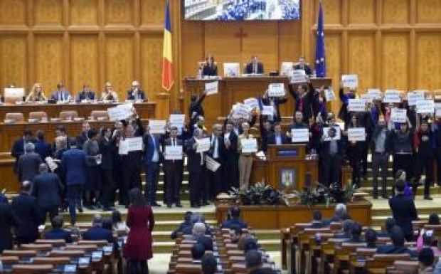 A kormány lemondását és előrehozott választásokat követel a PNL és az USR