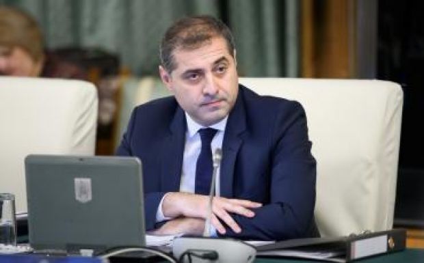 Szeretne gyermeke szemébe nézni, lemondott a kereskedelmi miniszter