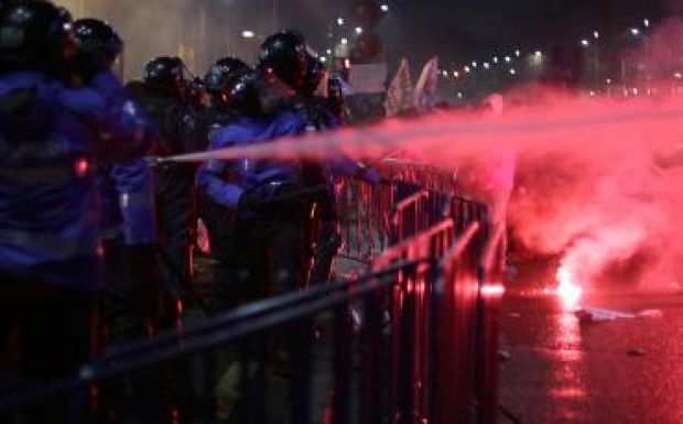 Incidensekkel ért véget a bukaresti tüntetés, sérültek is vannak