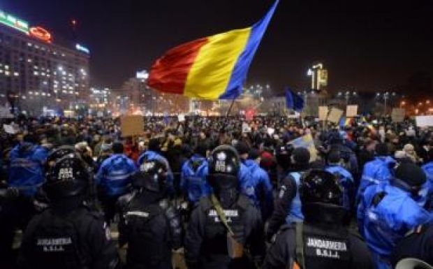 Szándékosan küldték a fociultrákat a tüntető tömegre?