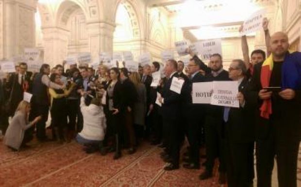 Ismét tiltakoznak a parlamentben az USR képviselői
