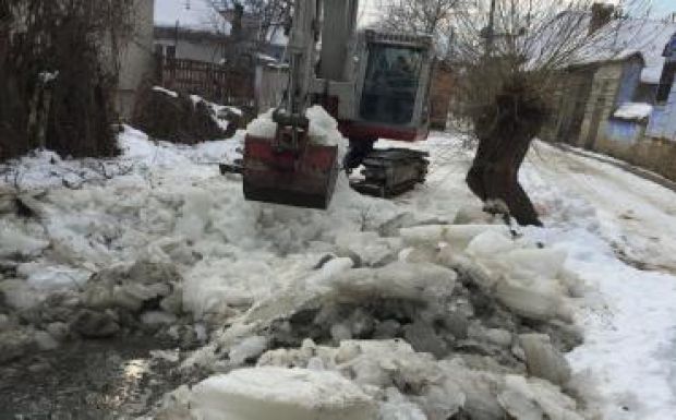 Szinte belefullad a jégbe a Hargita megyei Agyagfalva