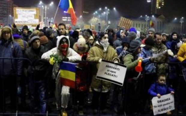 Éjfél után ért véget a tüntetés Bukarestben