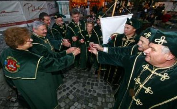  Lemondásra szólították fel a Magyar Pálinka Lovagrend vezetőjét