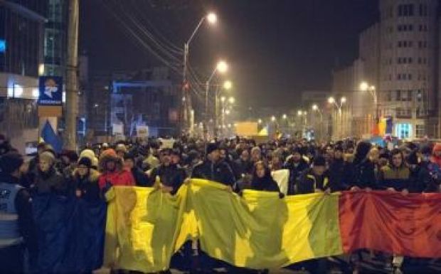 FRISSÍTVE: Hatalmasra duzzadt a tüntető tömeg Bukarestben