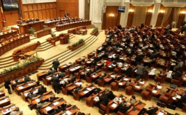 Szerdán szavaz a parlament a bizalmatlansági indítványról