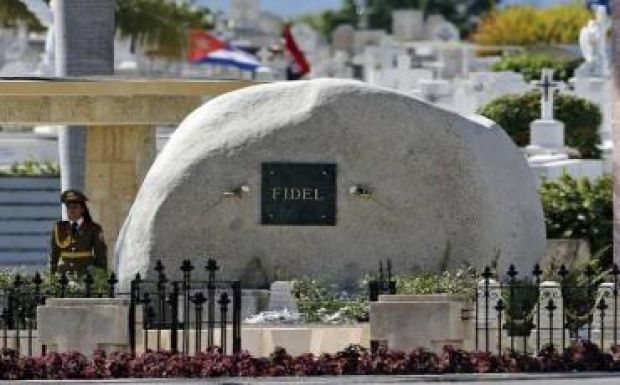 Naponta kétezren zarándokolnak el Castro sírjához