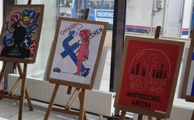 A biztonságos internethasználatra figyelmeztetnek Biharban